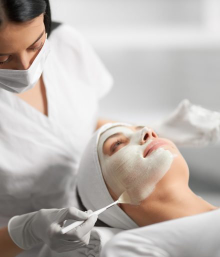 Dermatologue vs Esthéticienne : Qui devriez-vous consulter pour votre problème de peau?