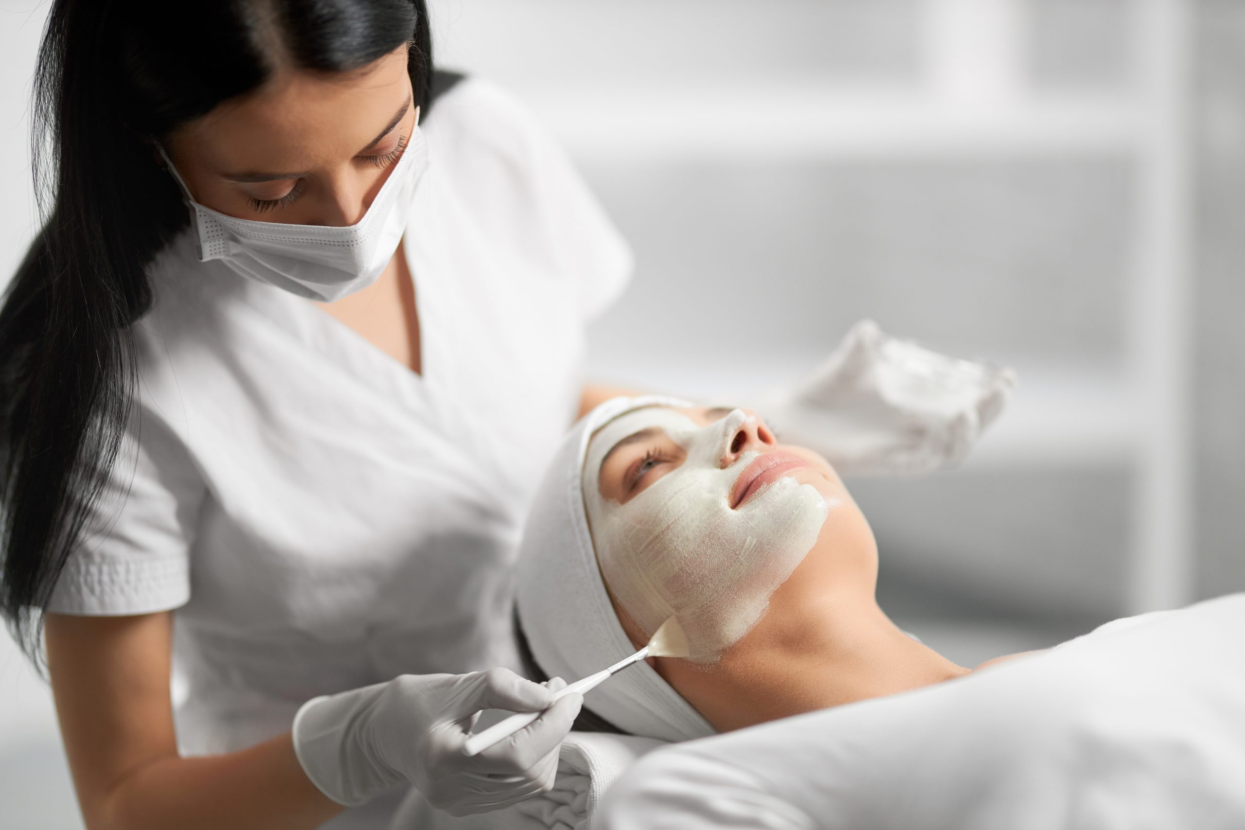 Dermatologue vs Esthéticienne : Qui devriez-vous consulter pour votre problème de peau?
